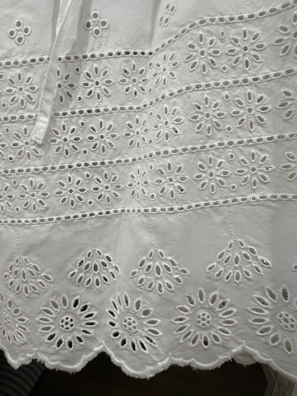 GAP NWT Size Small Eyelet Top WHITE - Picture 5 of 7